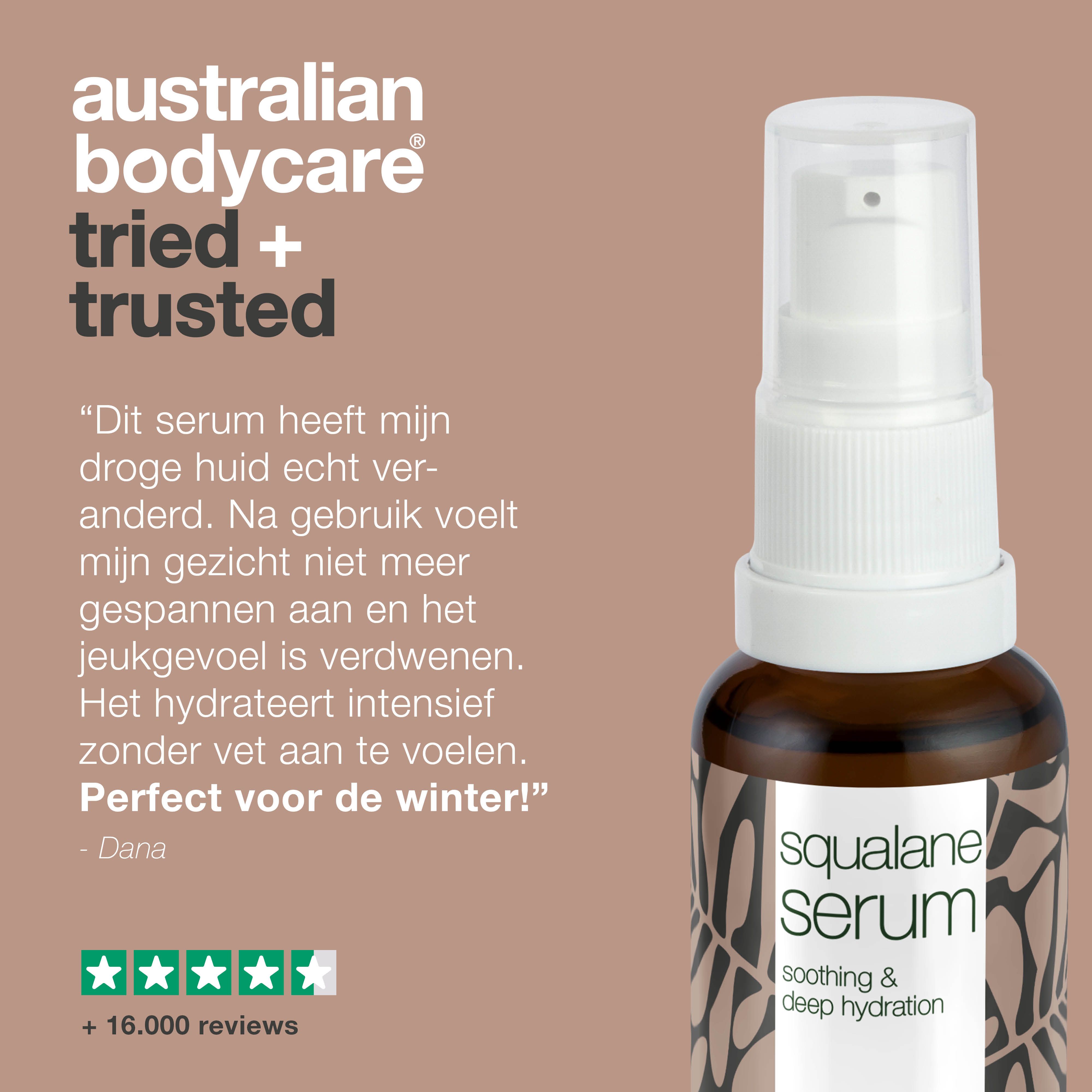 Serumfles. Tekst: Squalane Serum, +16.000 beoordelingen. Citaat: Dit serum heeft mijn huid verbeterd.