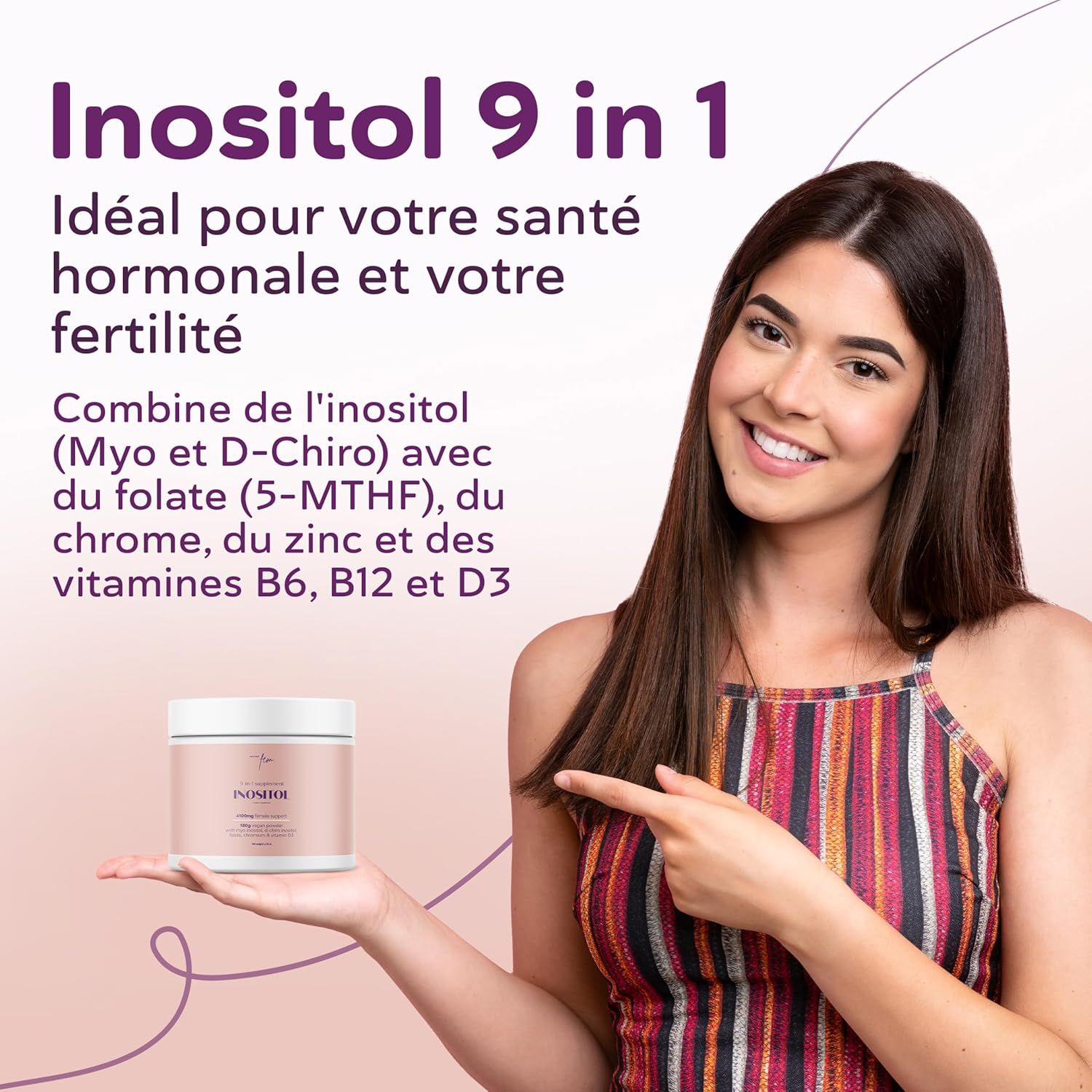 Un pot de poudre Inositol 9 en 1 tenu par une femme.
