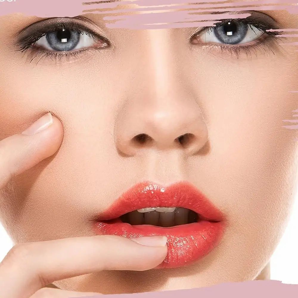 Close-up van een gezicht met lippen bedekt met rode lipgloss. Een vinger raakt de lippen aan.