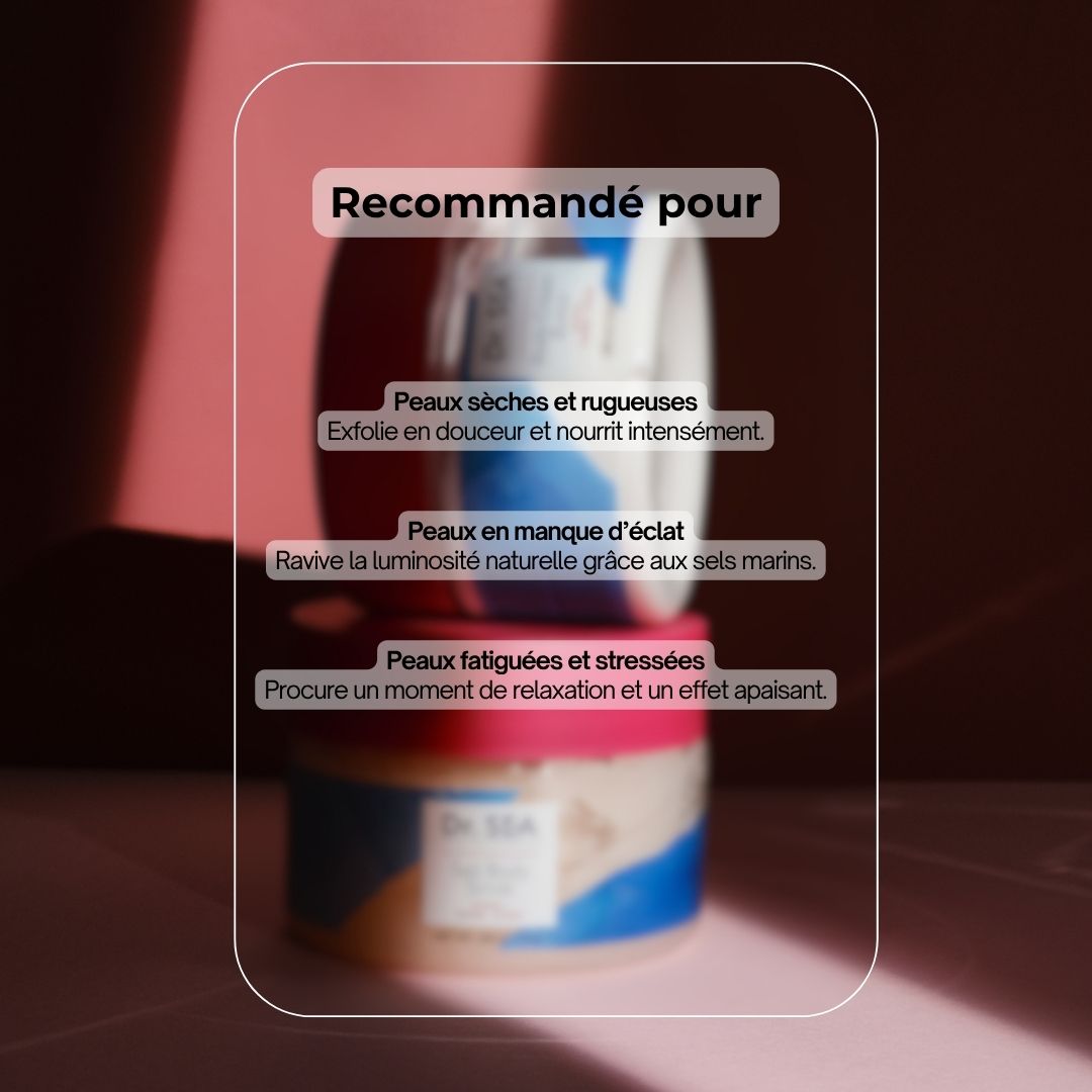 Produit : Dr. SEA Salt Body Scrub. Recommandé pour : Peau stressée, sèche, terne. Produit en arrière-plan.