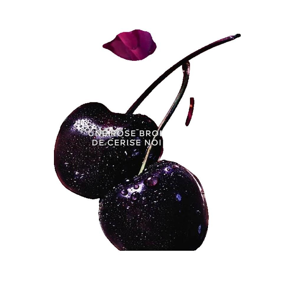 Deux cerises avec gouttelettes d'eau. Couleur noire. Une feuille et une tige. Texte: Une Rose Brode de Cerise Noire.