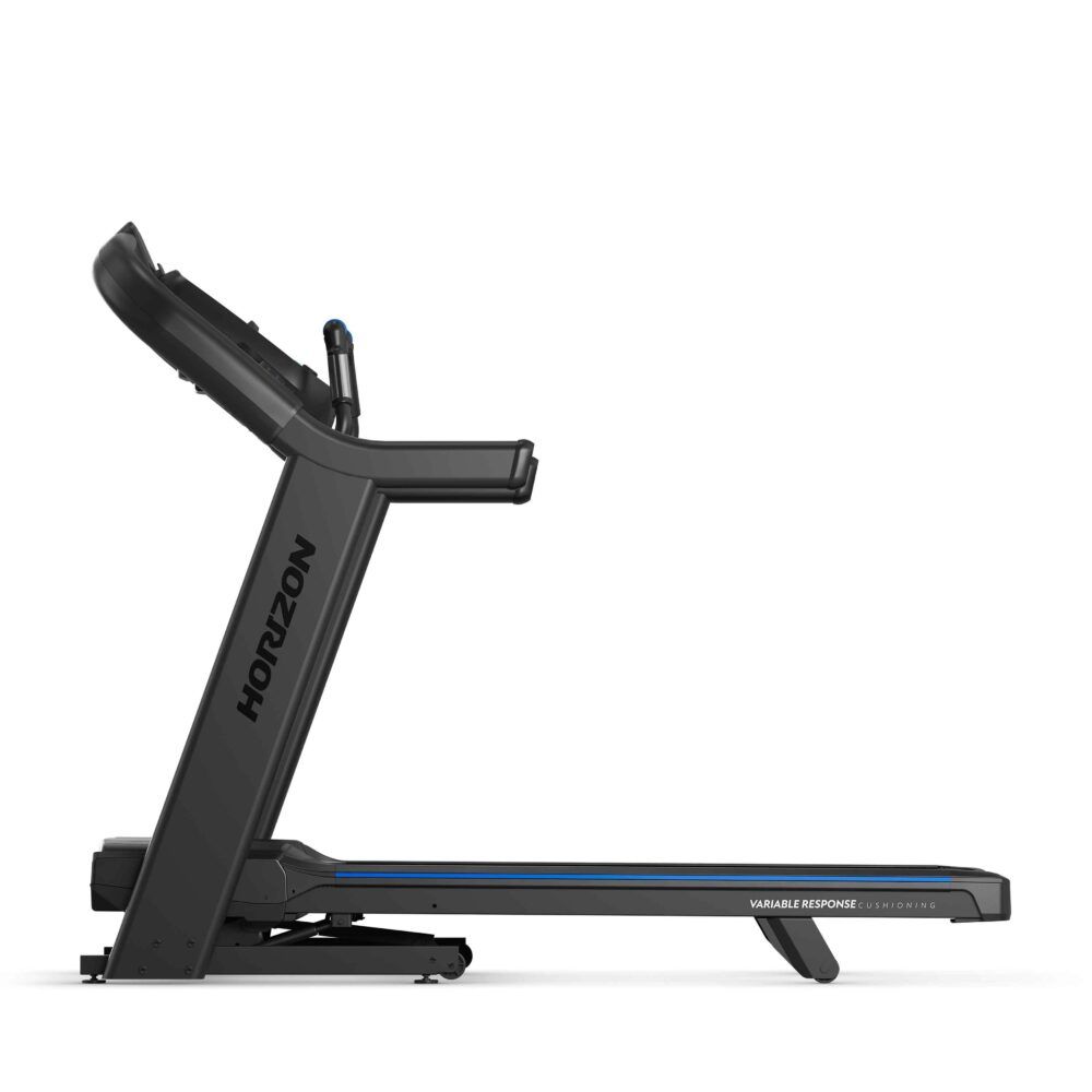Zwarte loopband, zijaanzicht. Blauwe accenten. Merk Horizon. Console met display.