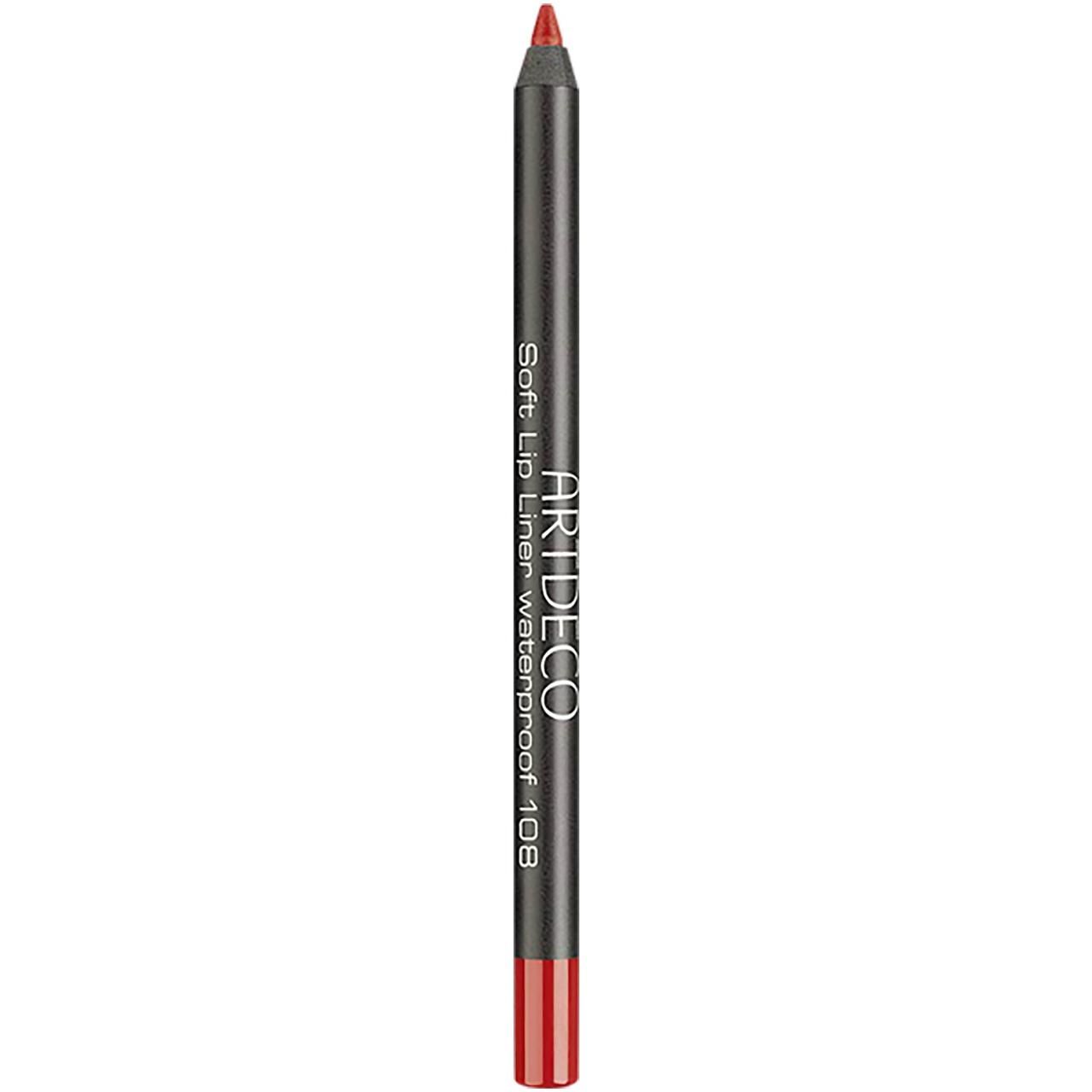 Rode lipliner potlood. Zwarte schacht met productnaam en kleurnummer. Punt en onderkant rood.