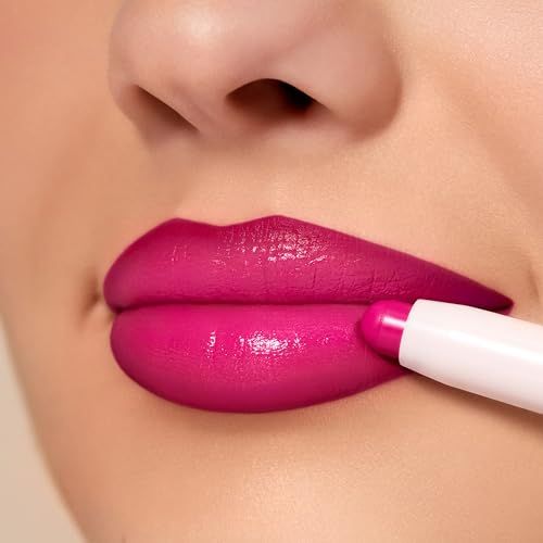 Lippen met roze lippenstift. De pen wordt op de lippen aangebracht. Close-up.