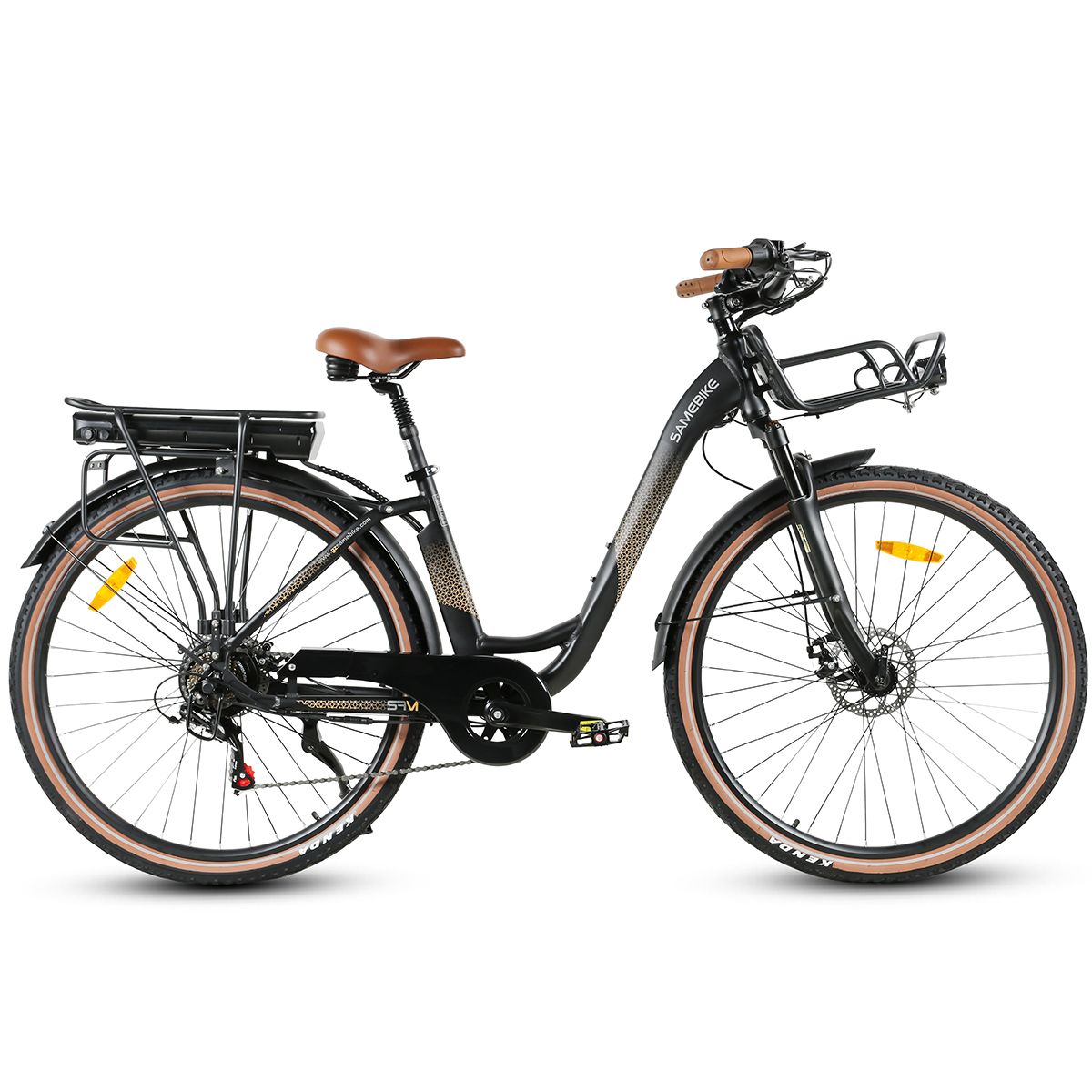 Vélo électrique, vue latérale. Cadre noir, pneus et selle marron. Panier, porte-bagages et logo SAMEBIKE.