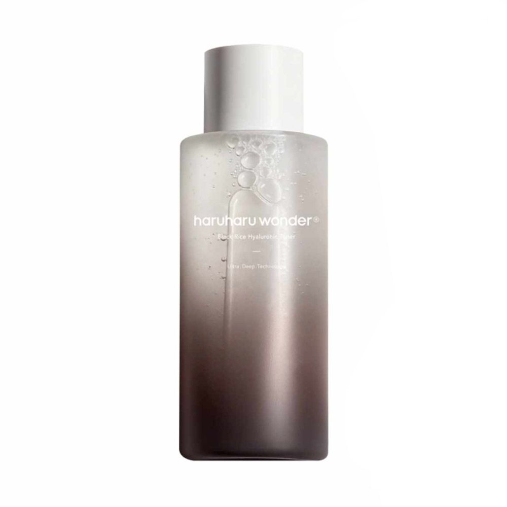 Flacon de toner transparent avec bouchon blanc. La partie inférieure est teintée de brun. Inscription : Haruharu wonder.
