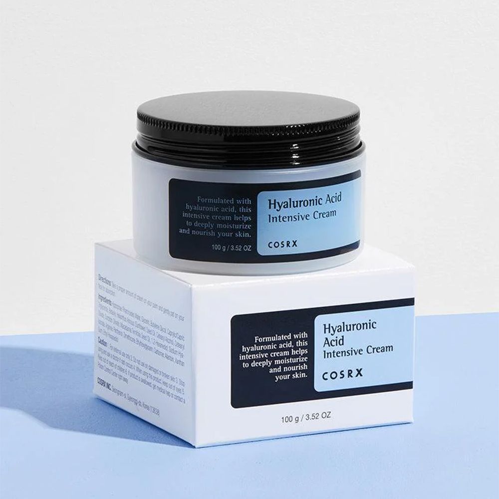 Crème intensive à l'acide hyaluronique COSRX dans un pot blanc à couvercle noir, sur une boîte blanche.