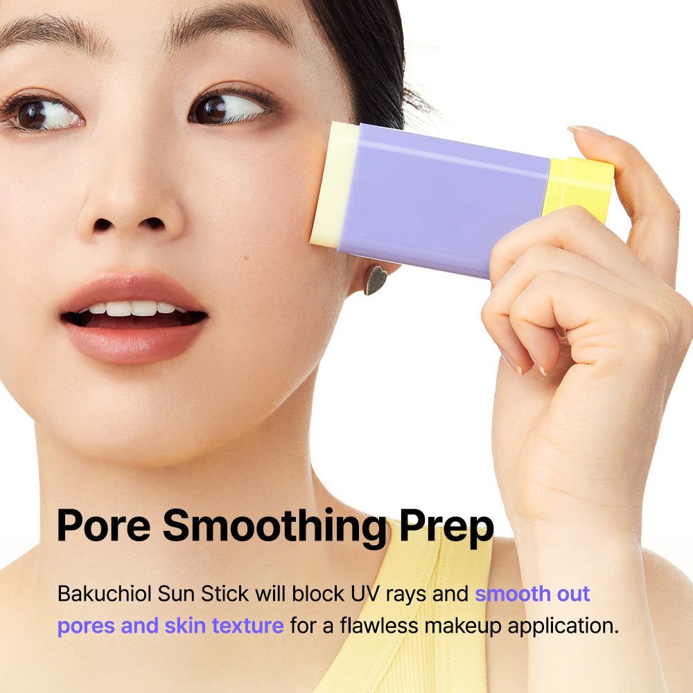 Femme appliquant un stick solaire violet et jaune. Texte : Pore Smoothing Prep. Le stick bloque les rayons UV.