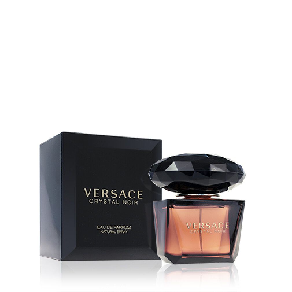 Versace Crystal Noir Eau de Parfum. Flacon noir avec bouchon facetté. Boîte noire avec texte doré.