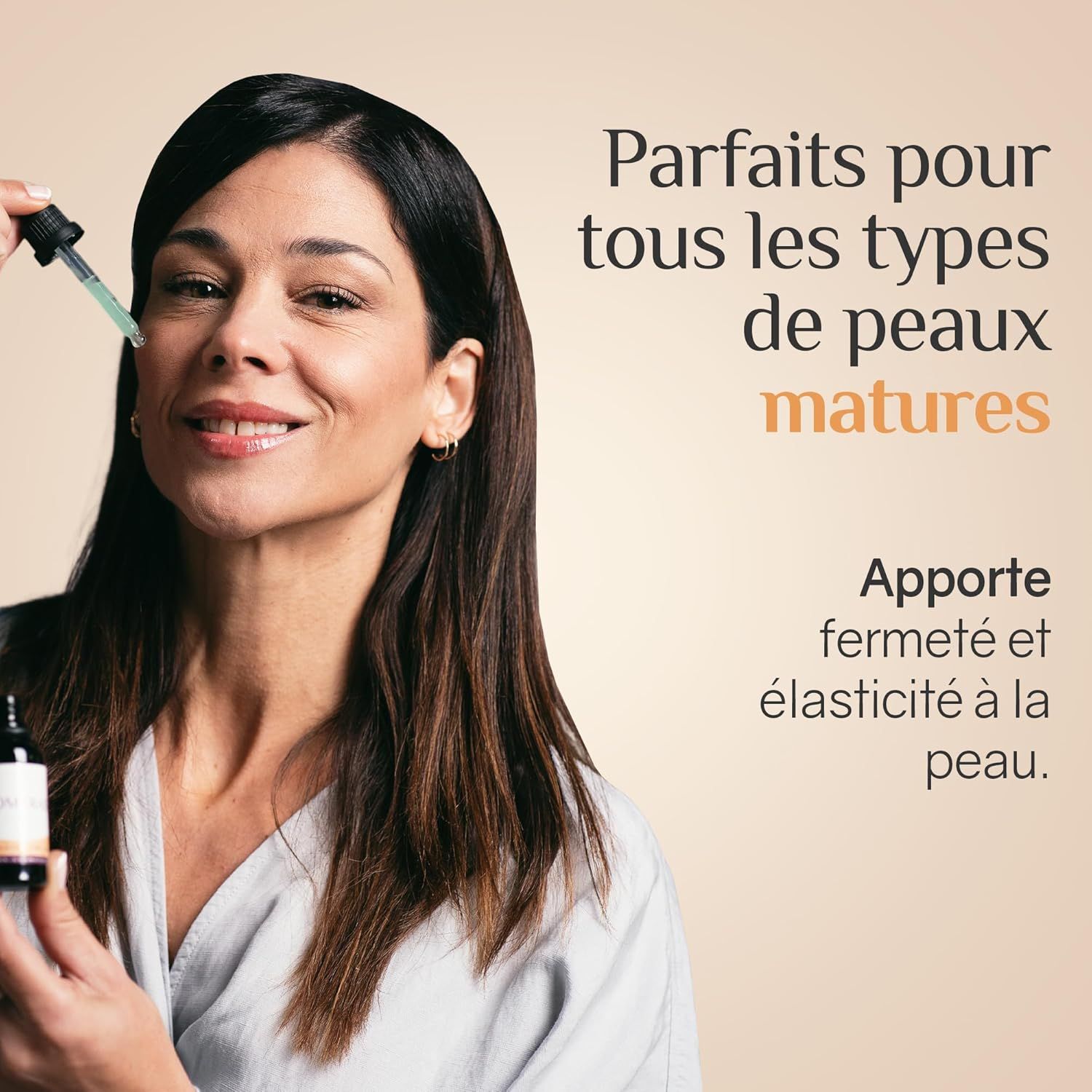 Femme appliquant du sérum sur sa joue avec une pipette. Flacon visible.