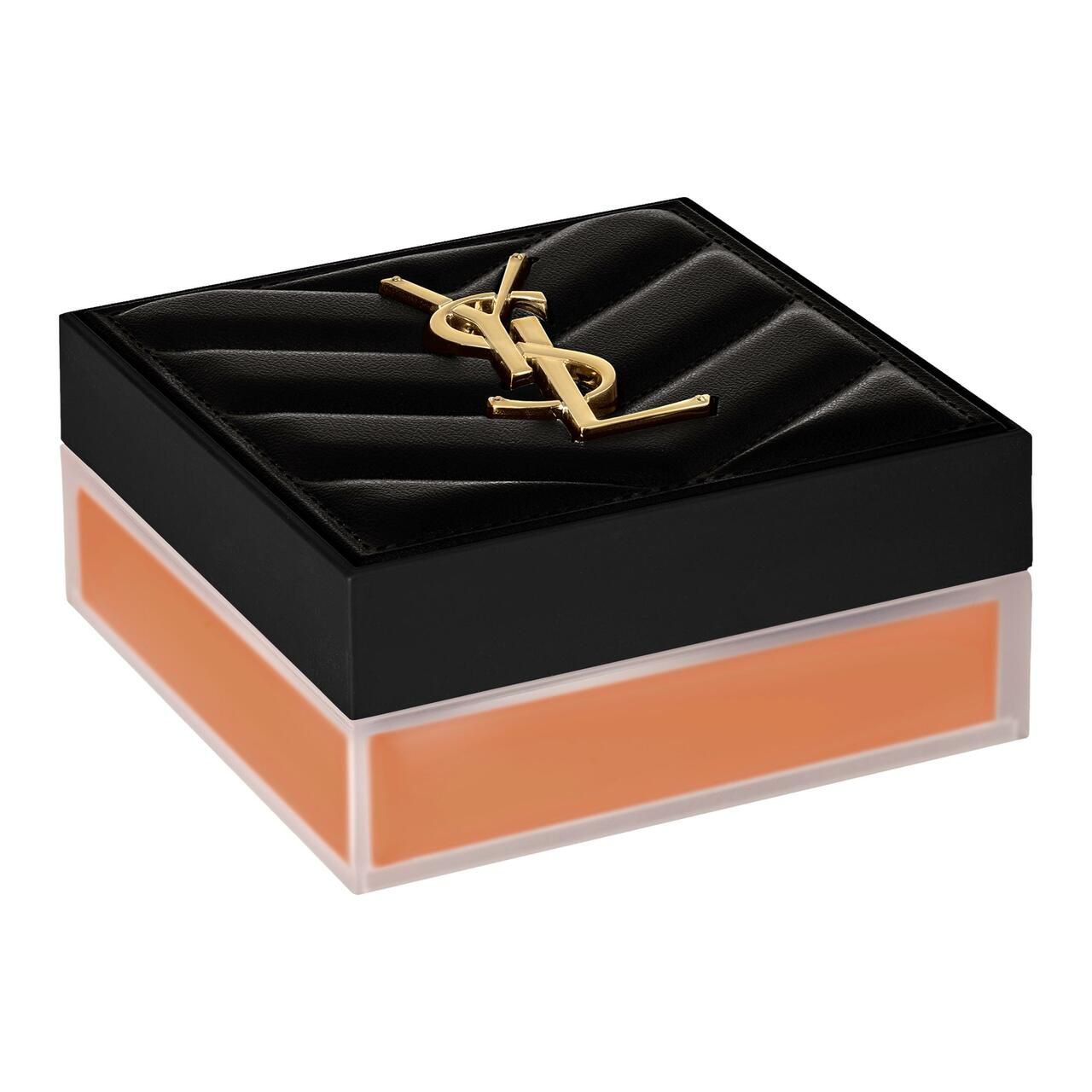 Poudre compacte avec couvercle noir et logo doré. Partie inférieure transparente avec contenu. Forme carrée.