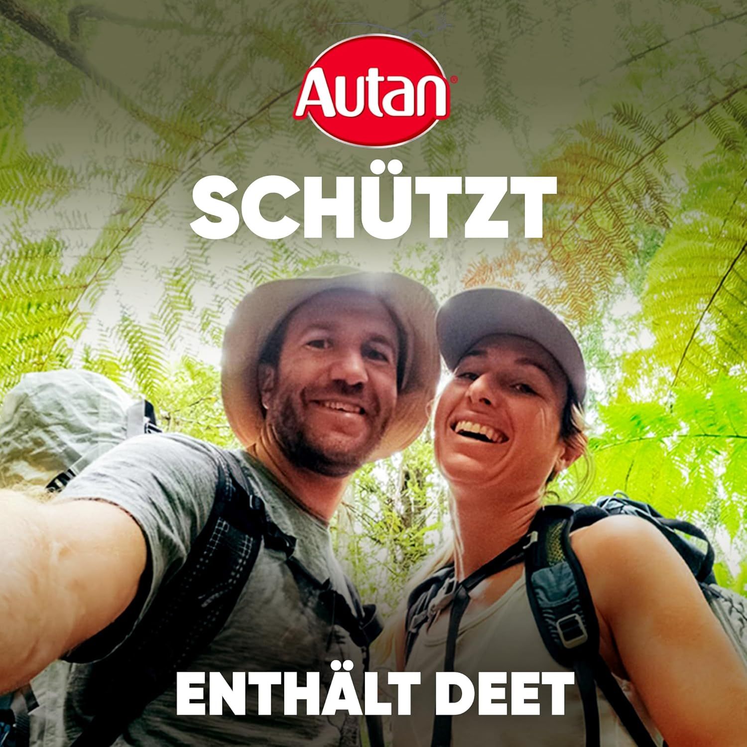 Deux personnes sourient à la caméra. Texte: Protège. Contient du DEET. Arrière-plan: forêt. Logo Autan.