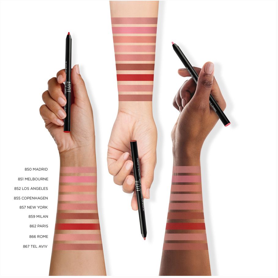 Trois mains montrent des crayons à lèvres et des échantillons de couleurs. Inscription "Selfie Lip Liner".