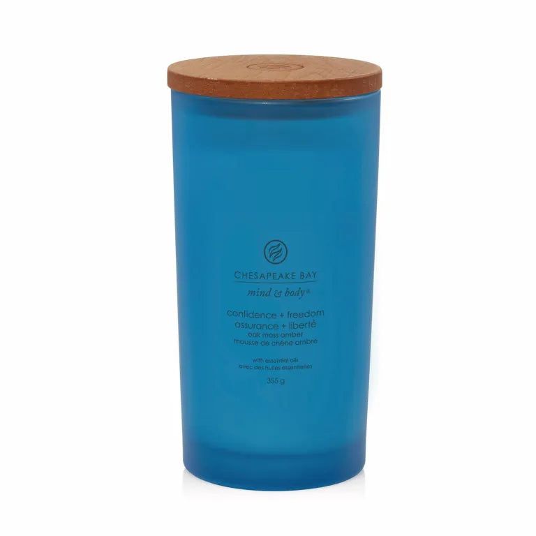 Bougie bleue avec couvercle en bois. Texte: Chesapeake Bay, mind & body, confidence + freedom. Cylindrique, 355g.