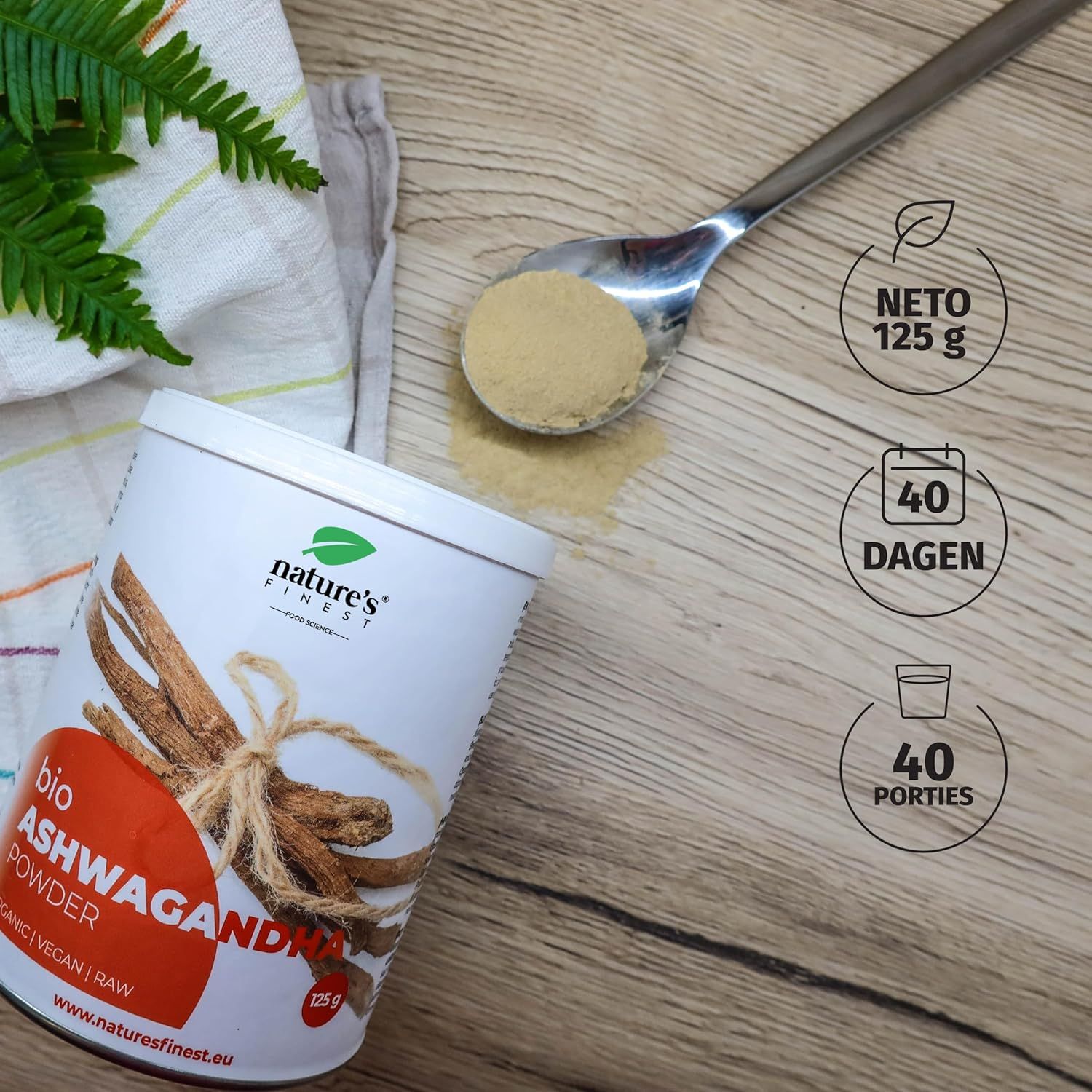 Potje bio Ashwagandha poeder, glas met drank, groene bladeren. Opschrift Nature's Finest.