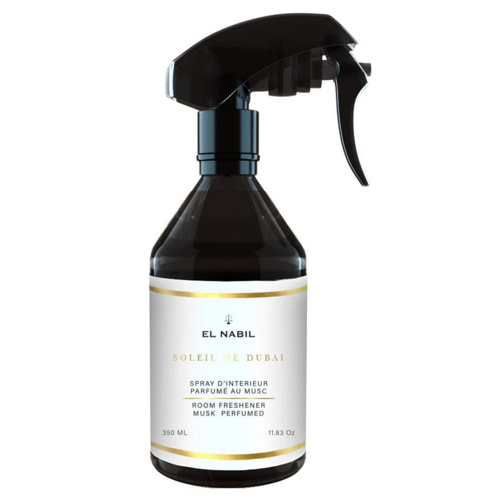 Donkere fles met verstuiver. Label met tekst: EL NABIL, Soleil de Dubai, kamerverfrisser, musk geparfumeerd. Volume: 350 ml, 11.83 oz.