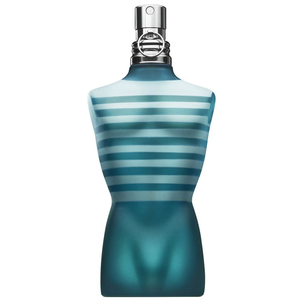 Flacon en forme de torse, rayé bleu et blanc. Vaporisateur argenté. Sur fond blanc.