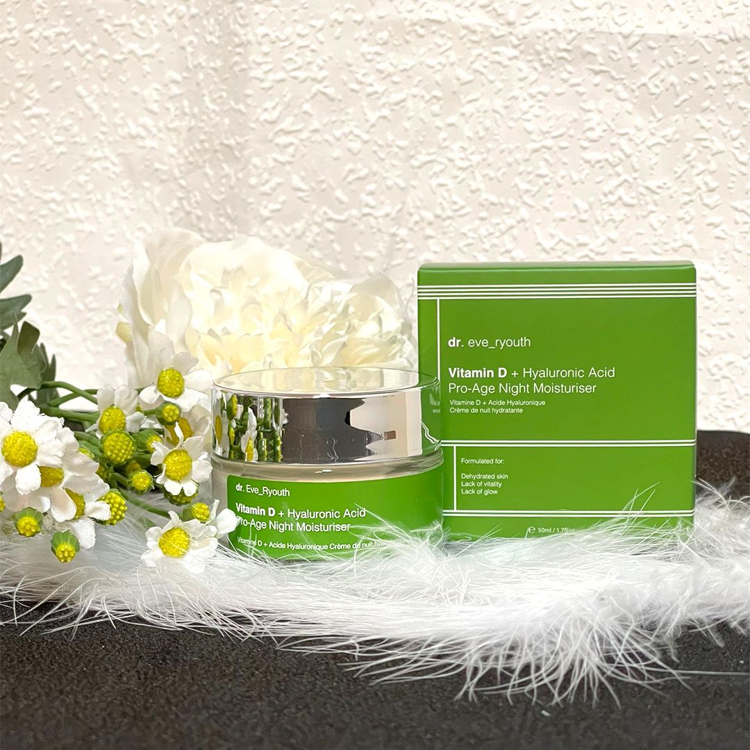 Pot de crème avec étiquette verte et emballage. Inscription : Vitamin D + Hyaluronic acid Pro-Age Night Moisturiser.