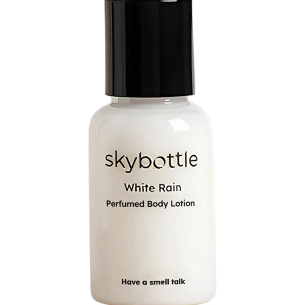 Flacon blanc avec bouchon noir. Inscription : SKYBOTTLE White Rain Parfümierte Körperlotion.