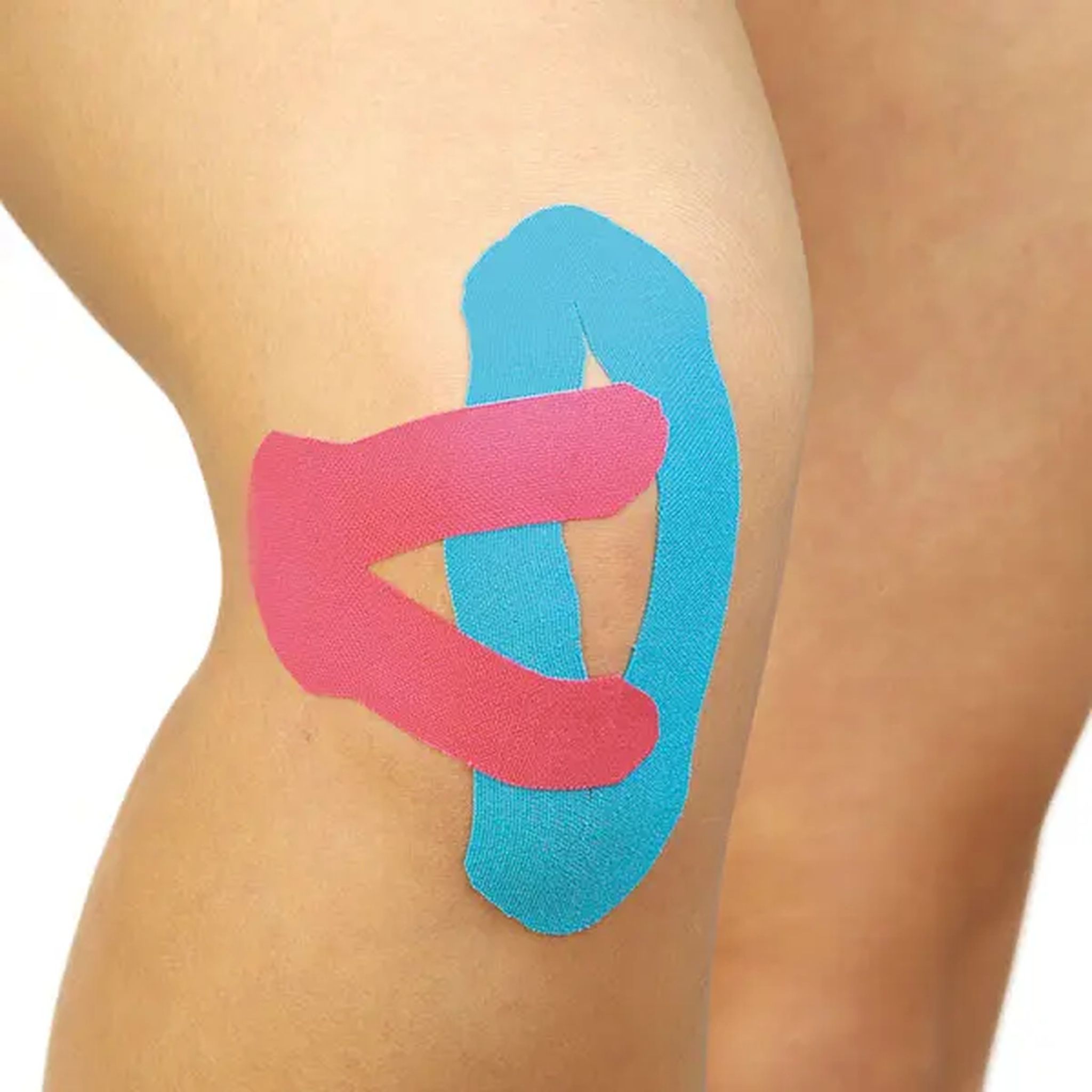 Ruban adhésif bleu et rose appliqué sur le genou. Forme spécifique.