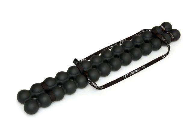 Zwarte SISSEL Spinefitter. Bestaat uit ronde elementen, verbonden door banden. Opschrift: SPINEFITTER.