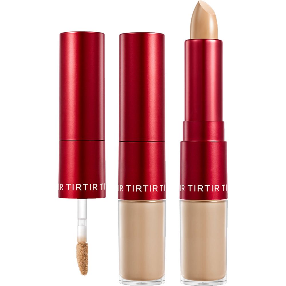 Drie rode concealer sticks. Eén is open, met een applicator en concealer. De merknaam TIRTIR is zichtbaar op de sticks.