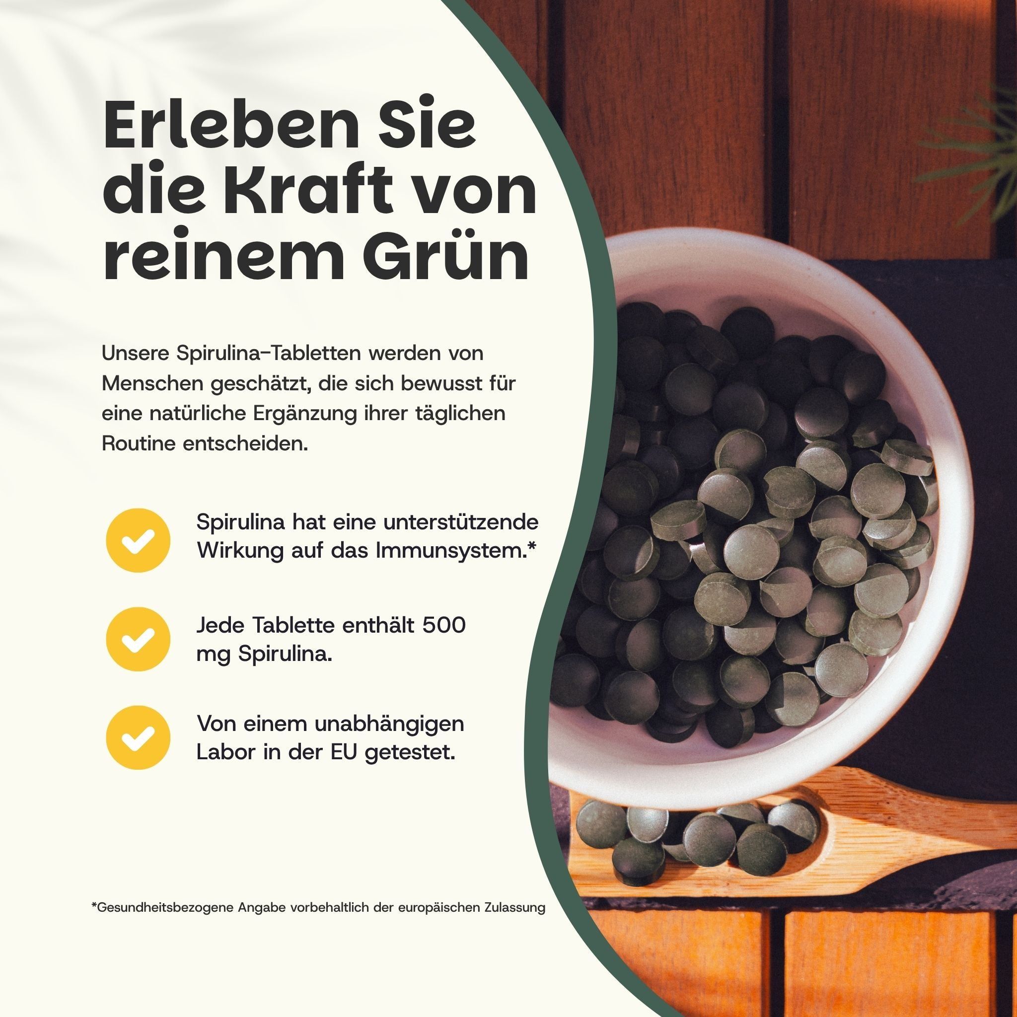 Comprimés verts de spiruline dans un bol blanc, avec quelques comprimés à côté.
