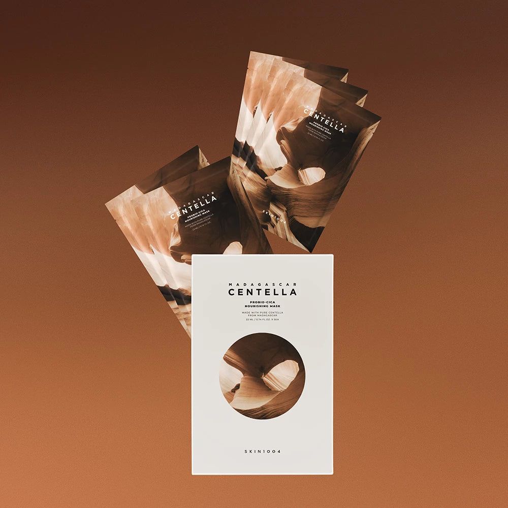 Boîte de produit et sachets de masques individuels. Les sachets flottent au-dessus de la boîte.