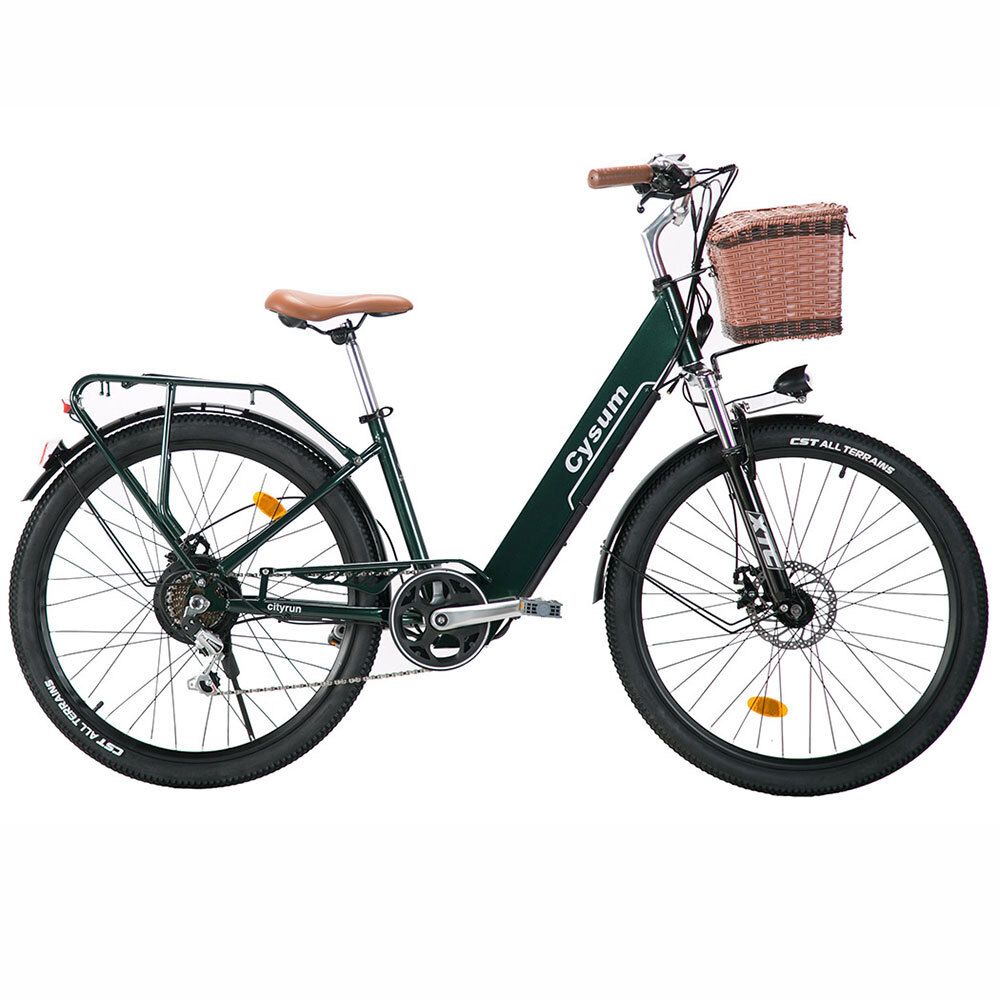Groene elektrische fiets met voorste mand. Bruin zadel en handvatten. Mand van wilgentenen. Banden met profiel.