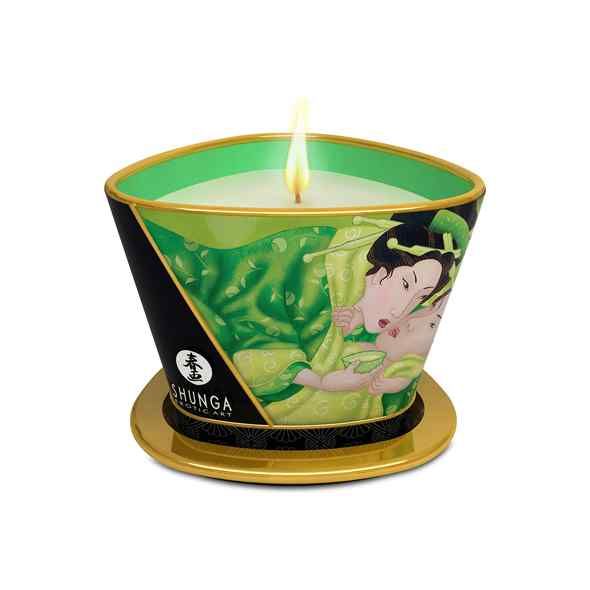 Brandende massagekaars met groen design en Aziatische afbeelding.