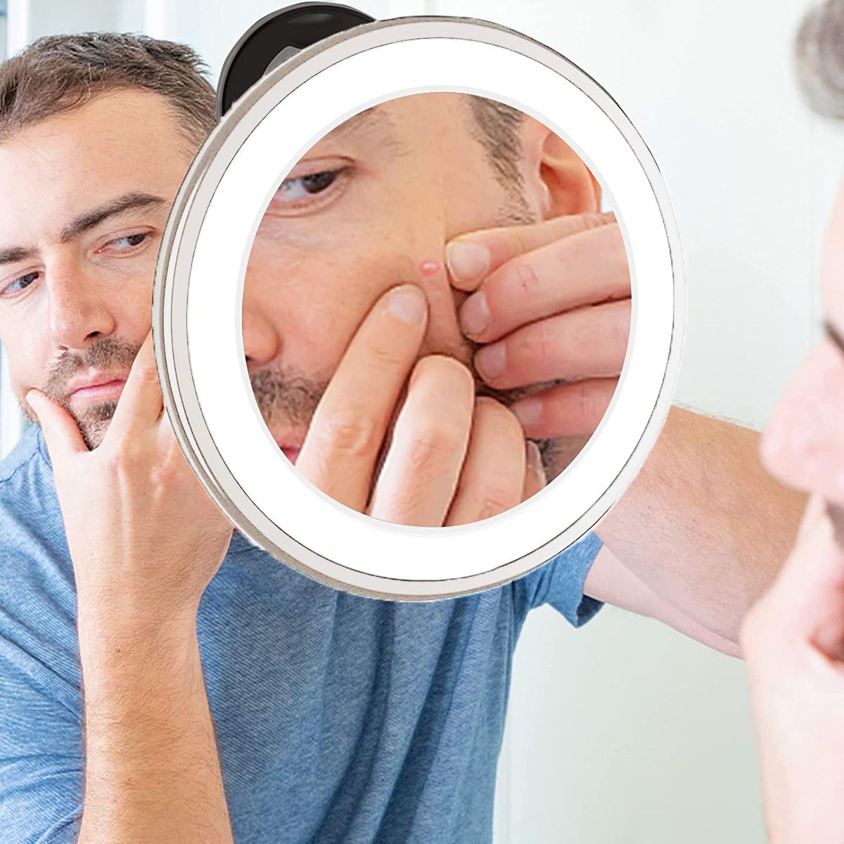 Un homme utilise un miroir rond à LED pour le soin de la peau.