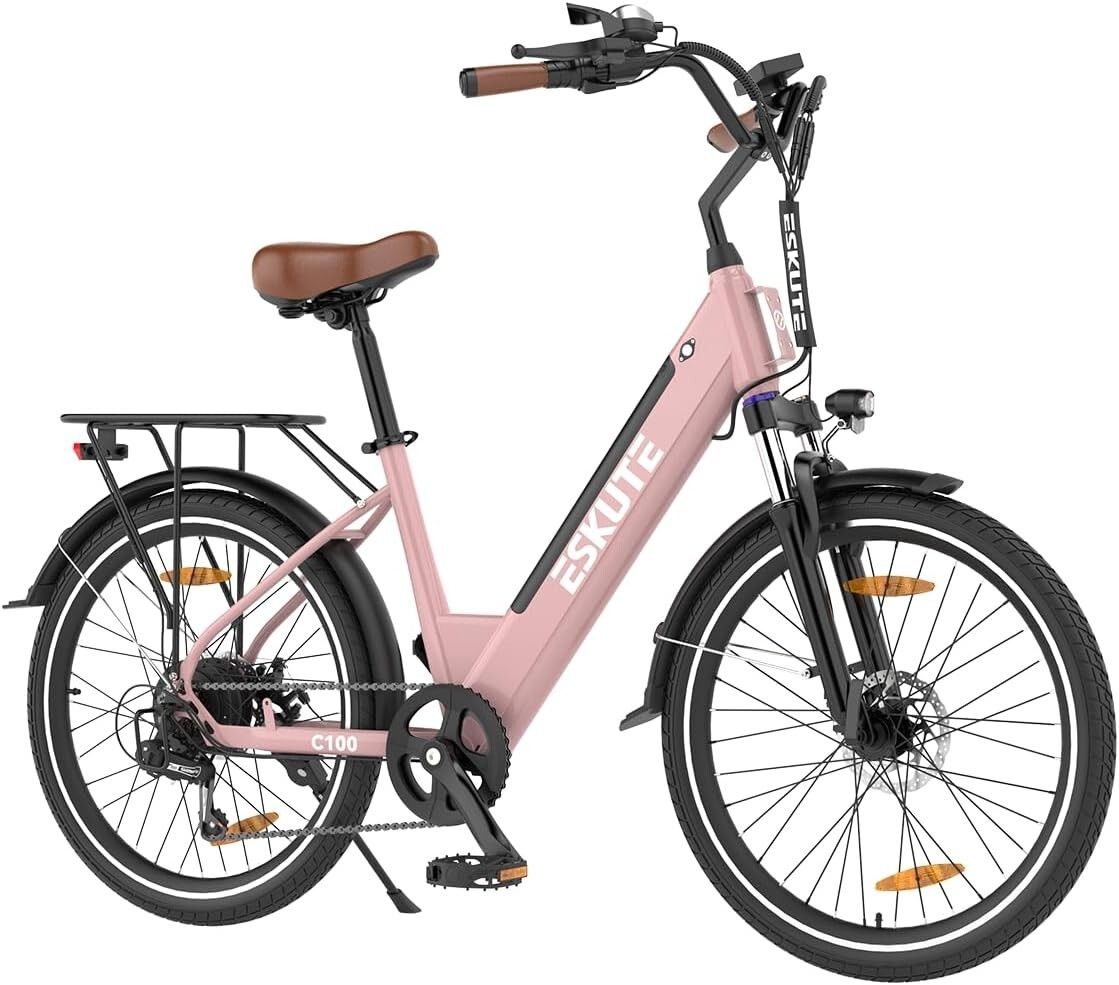 Vélo électrique rose avec selle et poignées marron. Porte-bagages arrière. Garde-boue et pneus noirs. Marque ESKUTE.