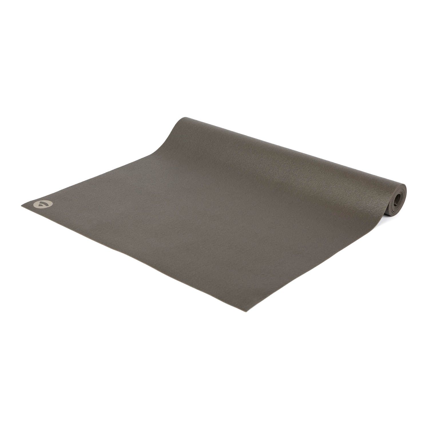 Grijze yogamat, gedeeltelijk uitgerold. Logo in de hoek. Op witte achtergrond.