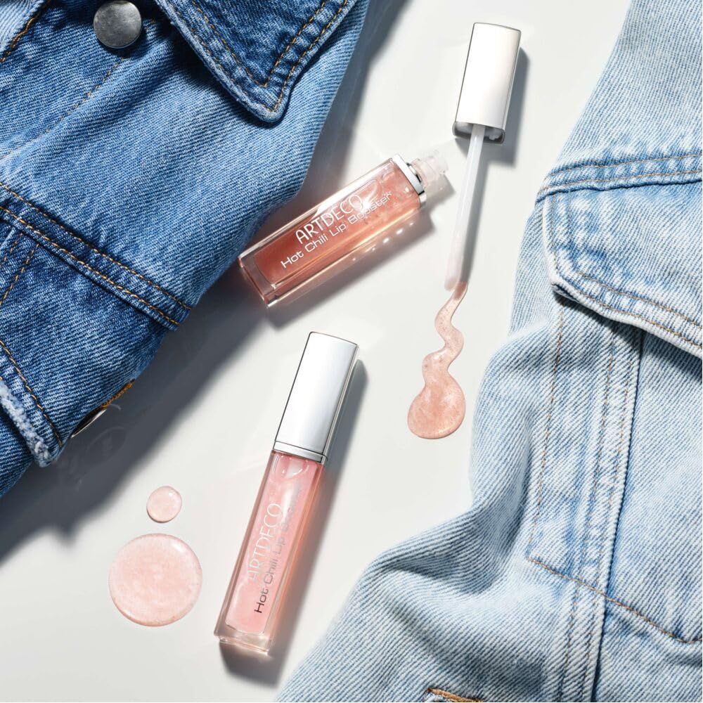 Drie Artdeco Hot Chili Lip Boosters op spijkerstof. Eén booster geopend, product ernaast. Producttekst zichtbaar.