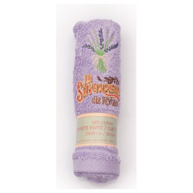 Gerolde, paarse gastendoek. Geborduurd lavendelmotief en opschrift "La Savonnerie de Nyons". Label met tekst.