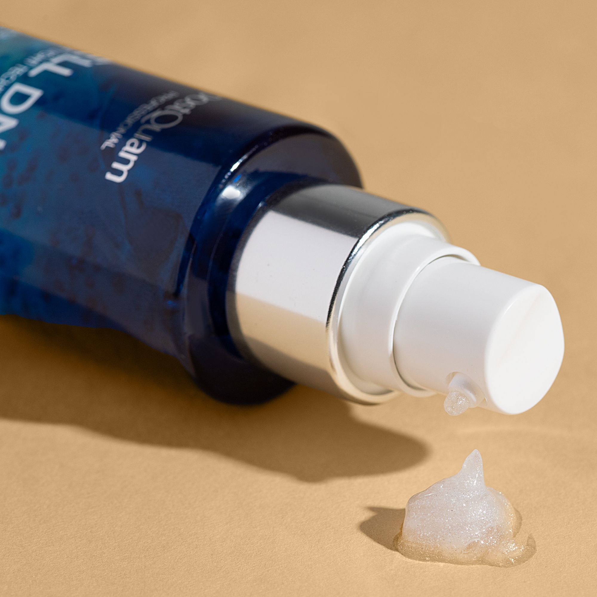 Close-up van de serumverstuiver. Serumdruppel op beige achtergrond. Opschrift CELL DNA, Postquam Professional.