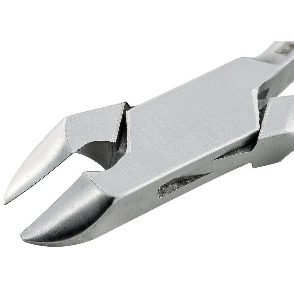 Pince à ongles en métal. Gros plan des bords coupants. Métal argenté, surface lisse. Lames tranchantes et angulaires.