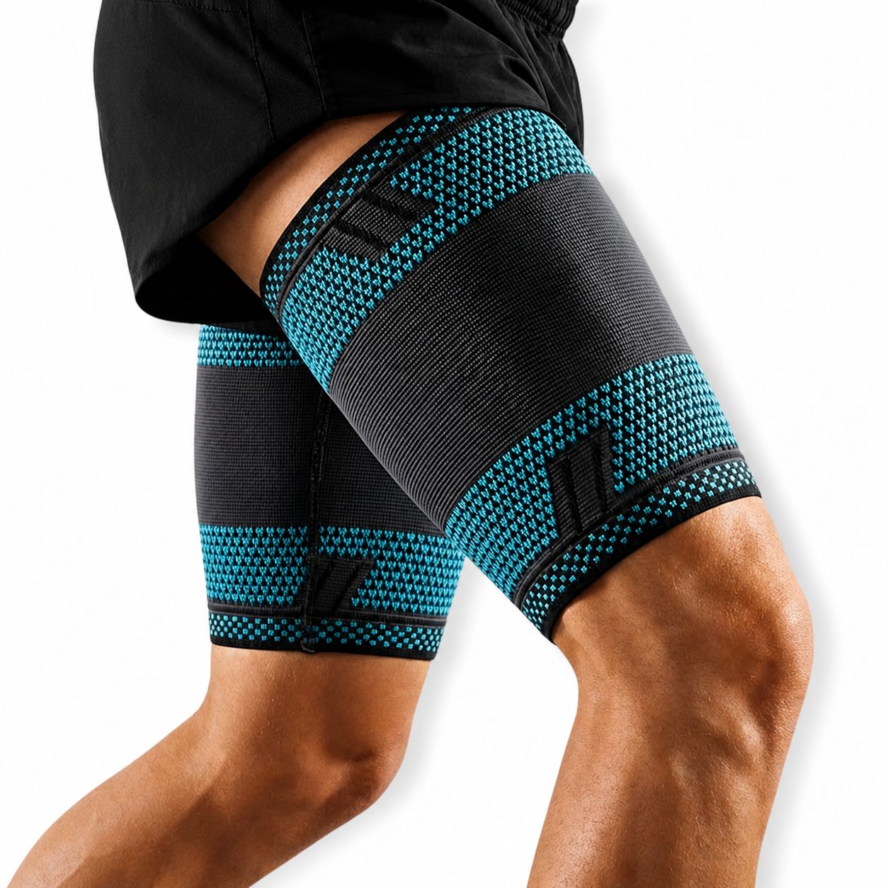 Benen met dijbeenbandages, grijs-blauw. Zwarte shorts. Detail van het product.