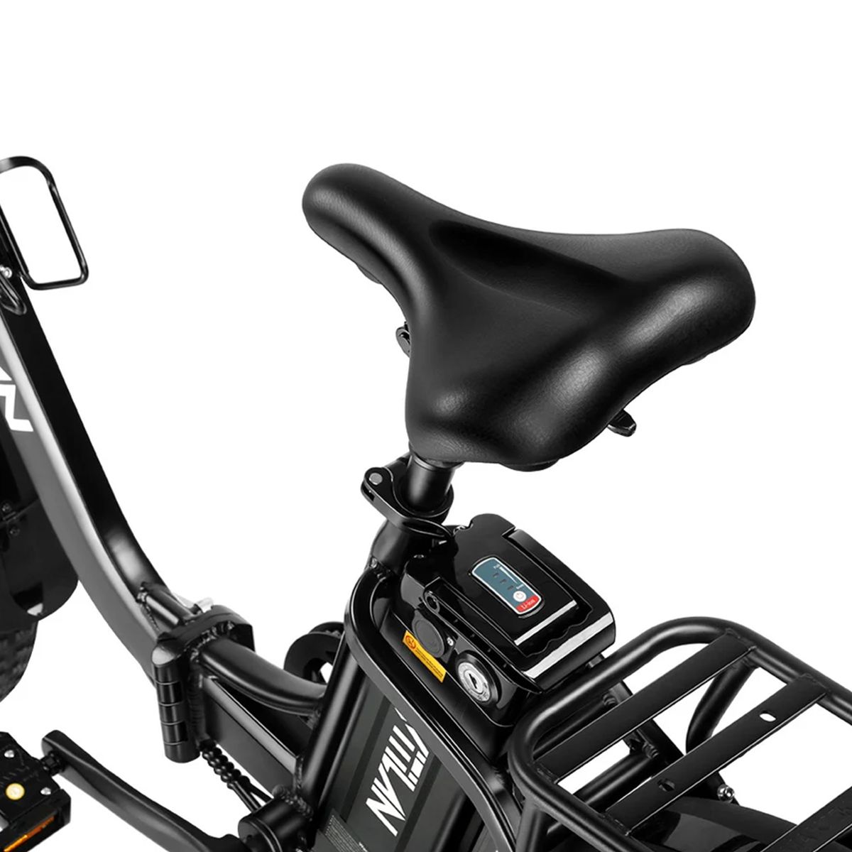 Gros plan de la selle et de la batterie du vélo électrique noir. Marque Vitilan. Détails visibles : écran, serrure.