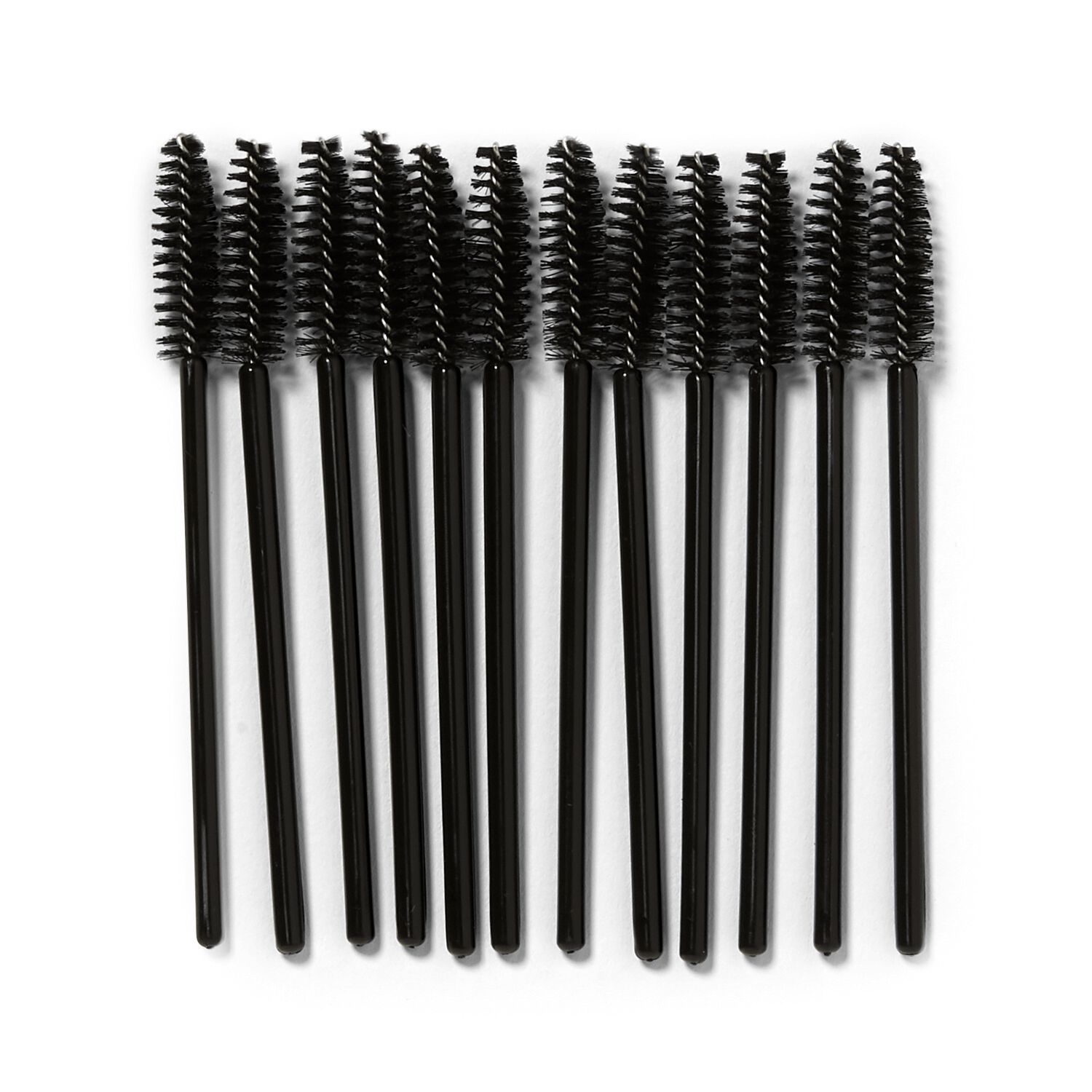 Dix brosses à cils noires avec tête en spirale et manche noir, côte à côte sur fond blanc.