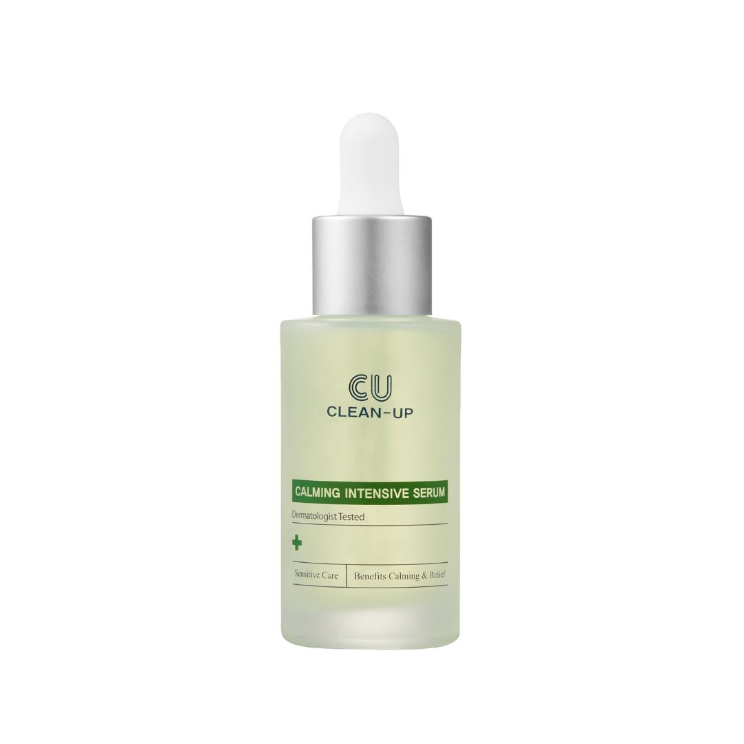 Flacon de sérum avec pipette. Inscription : CU CLEAN-UP, CALMING INTENSIVE SERUM. Testé dermatologiquement. Pour peaux sensibles.