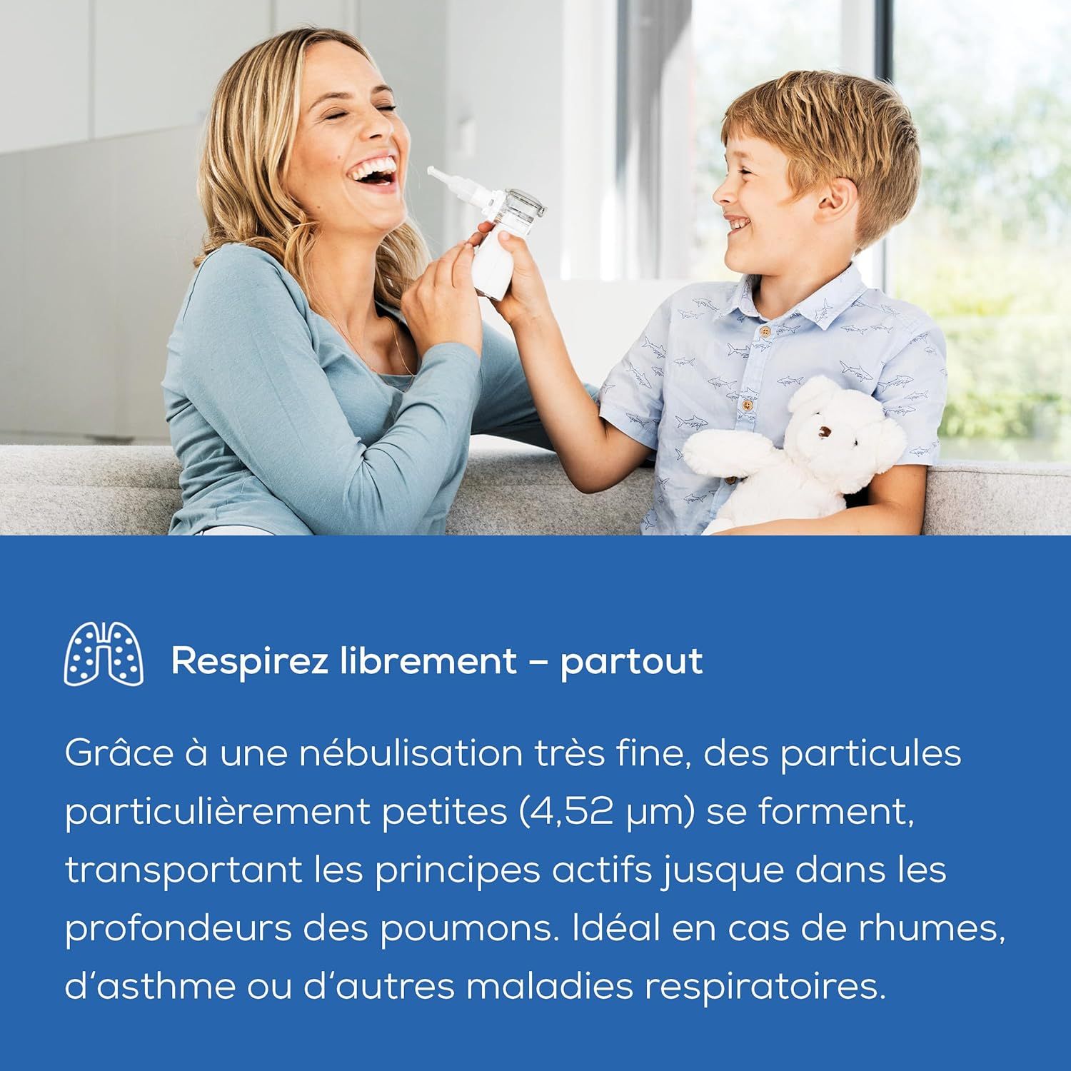 Un appareil nébuliseur portable blanc utilisé par une femme et un enfant.