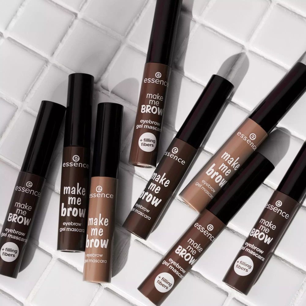 Meerdere tubes wenkbrauwgel mascara. Opschrift: make me brow, eyebrow gel mascara, + filling fibers.