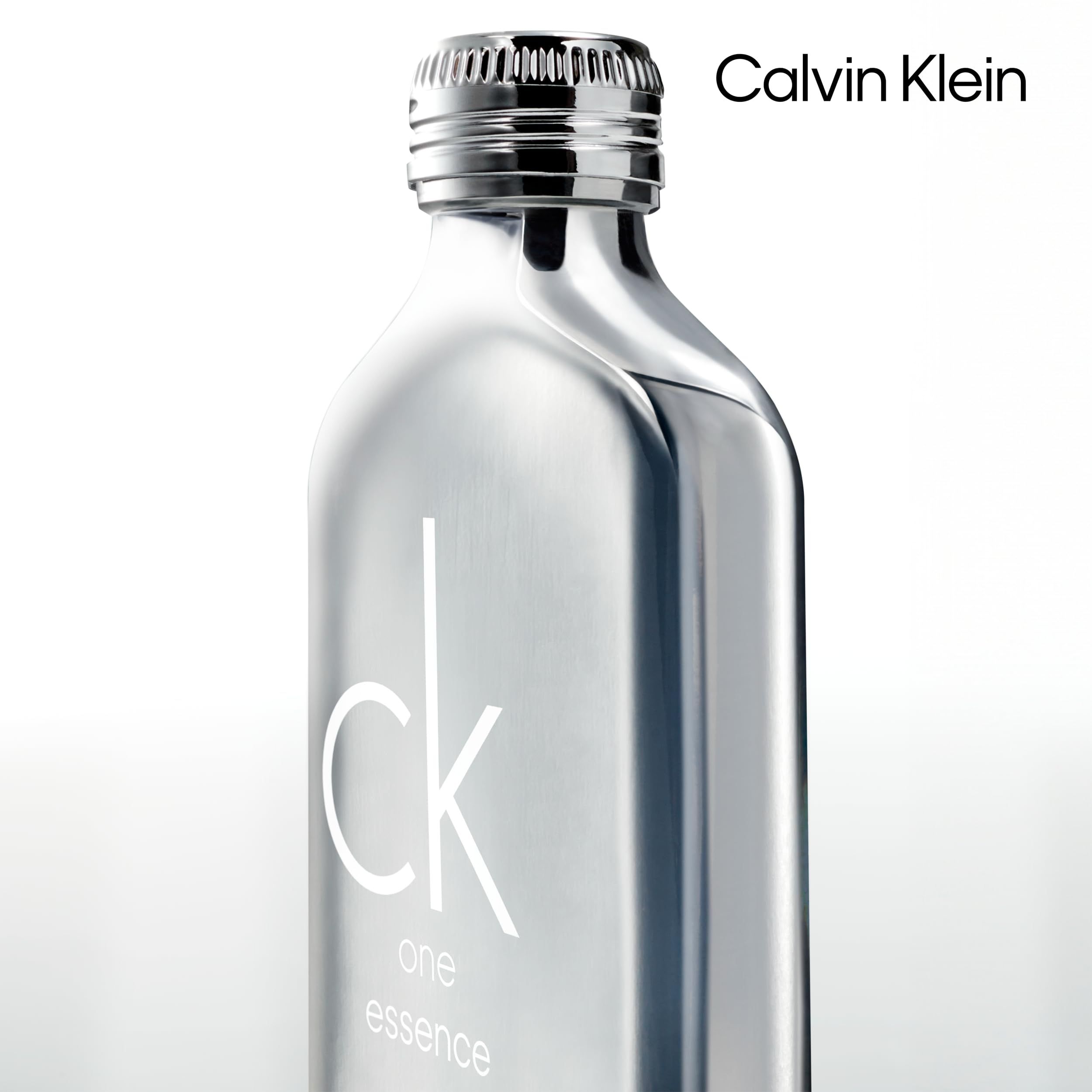 Fles Calvin Klein CK One Essence. Zilveren dop, wit logo en tekst. Calvin Klein-logo rechtsboven.