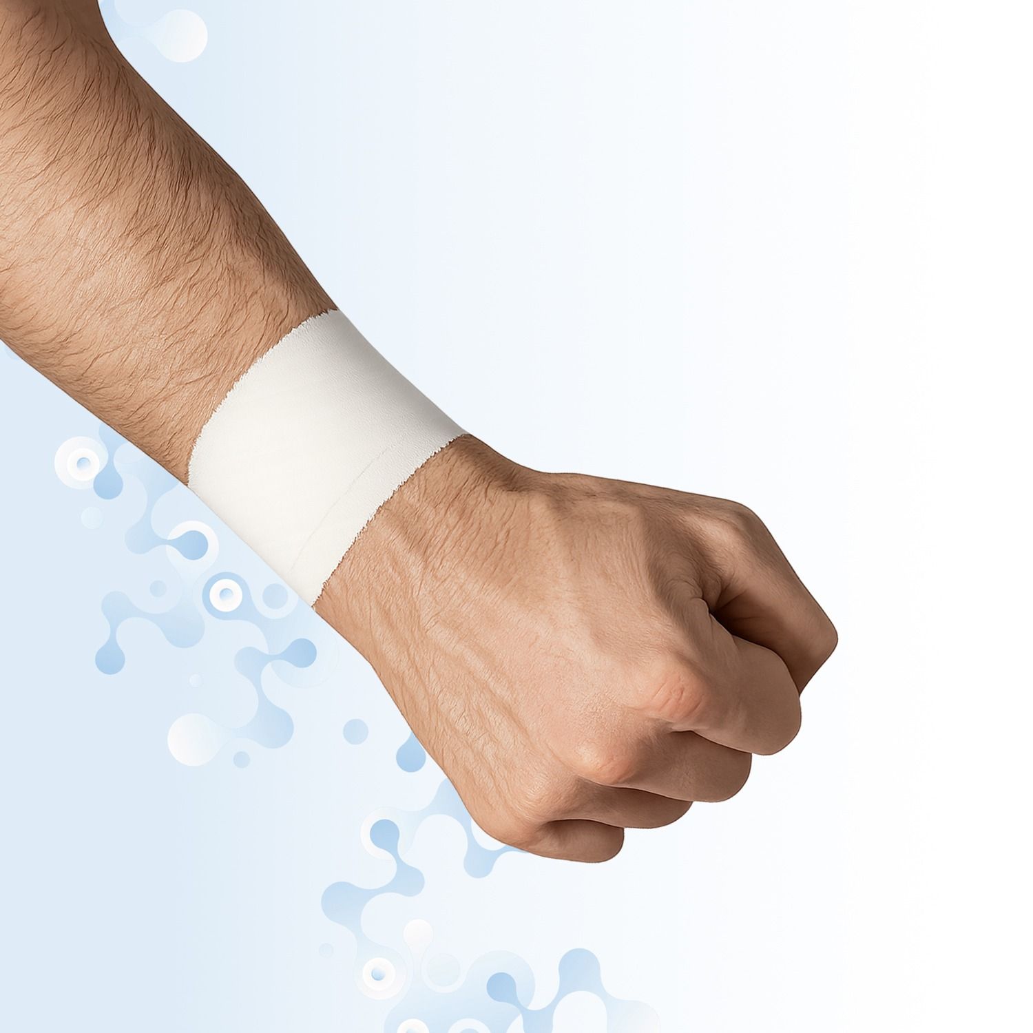 Witte sporttape op de pols. Arm en hand zichtbaar. Tape is om de pols gewikkeld.