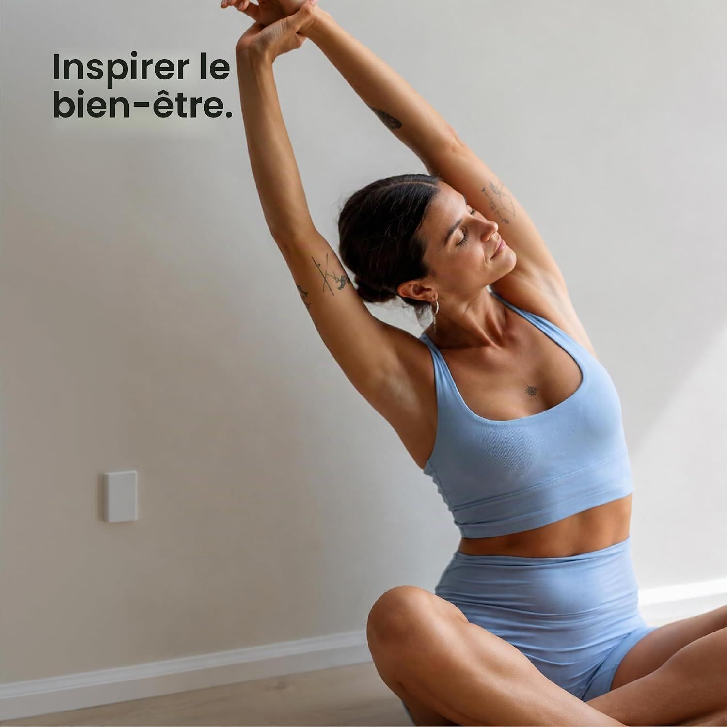 Une femme en tenue de sport s'étire dans une pose de yoga.