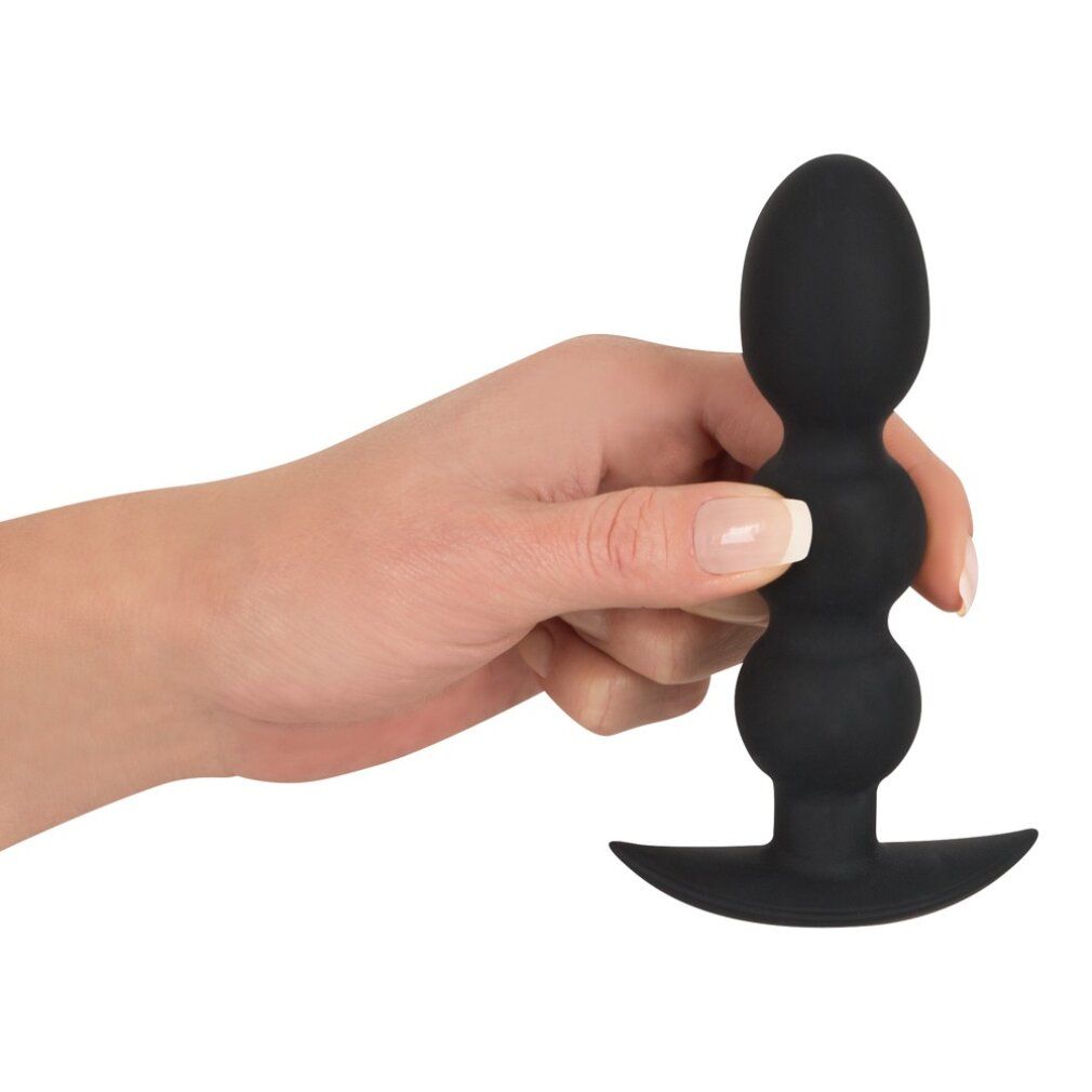 Hand die een zwarte anale plug met drie bollen en brede flens vasthoudt.