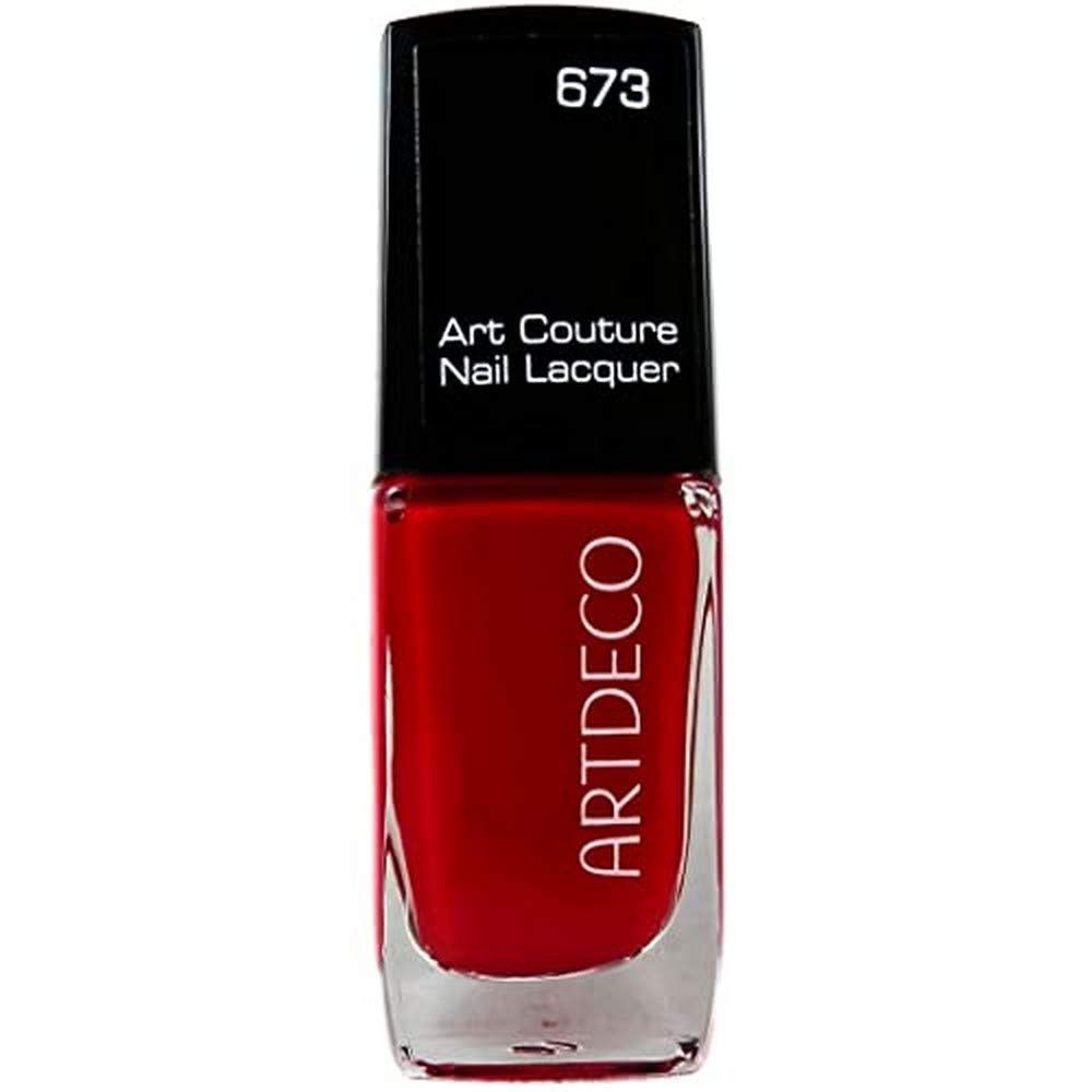 Flacon de vernis à ongles rouge Artdeco. Inscription: Art Couture Nail Lacquer, 673. Bouchon noir, flacon transparent.