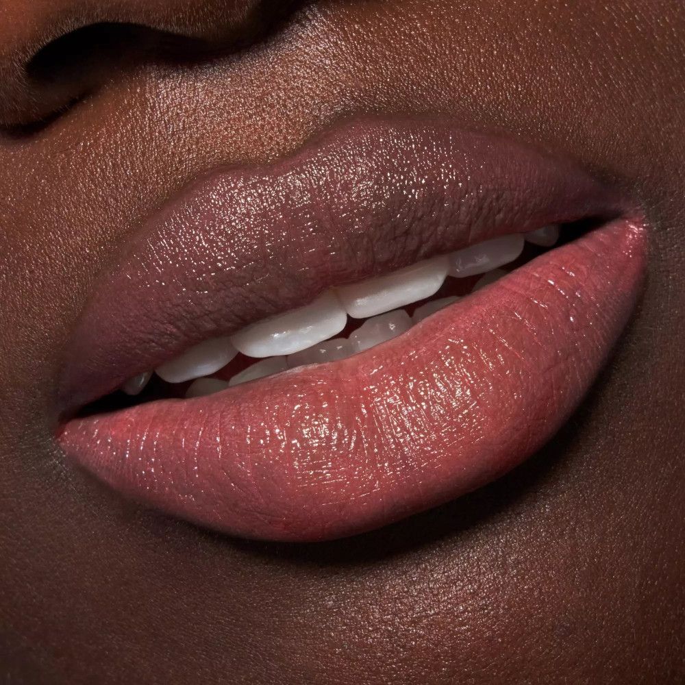 Close-up van lippen. Perzik kleurige lippenstift.