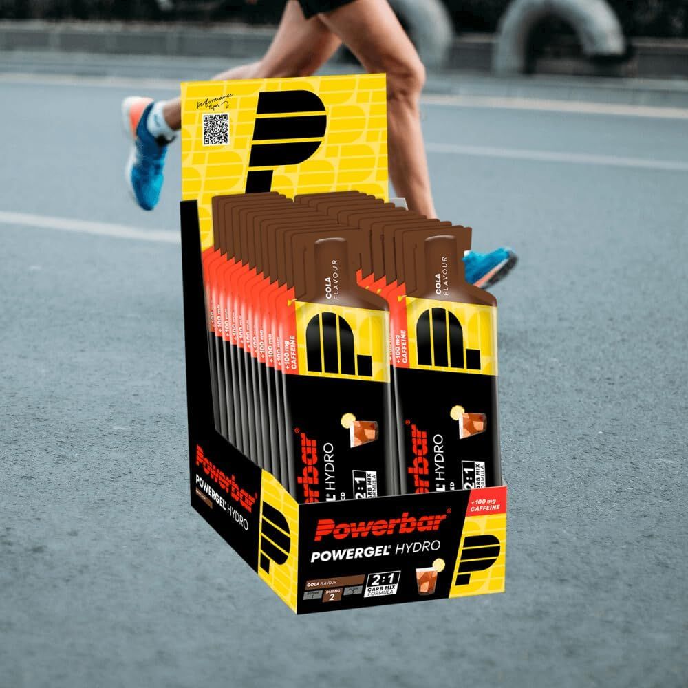 Boîte de pochettes PowerBar PowerGel Hydro Cola tenue par un coureur.